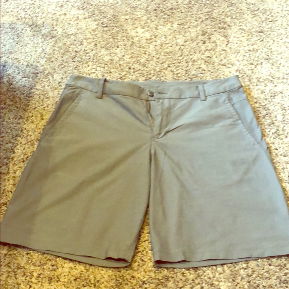 Men’s like new gray lululemon shorts